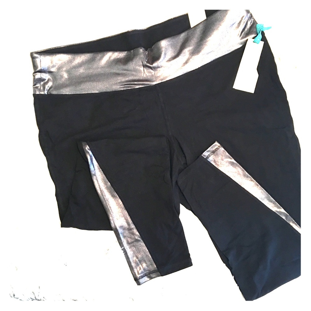 black active legging with metallic detail